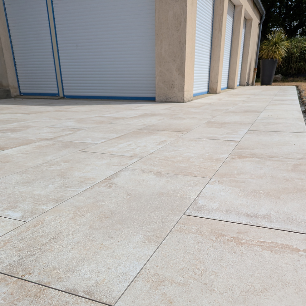 Réalisation Aspect Pierre - Terrasse en carrelage sur lambourdes alu (zoom)