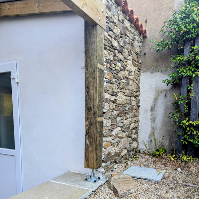 Photo d'une buanderie avec un mur en parement granit