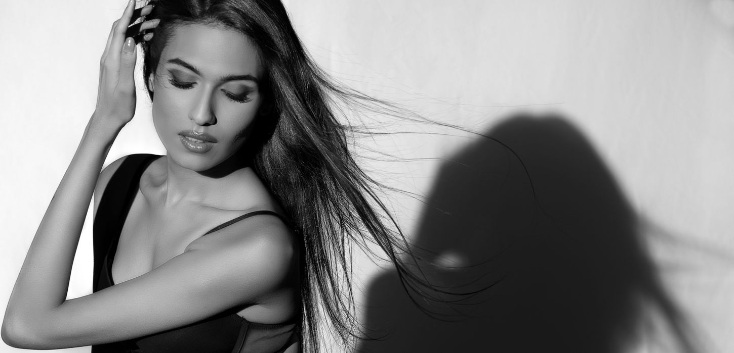#portrait #blackandwhite #model #glamour femme sensuelle brune aux cheveux longs sur fond blanc avec ombre portée