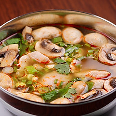 Spicy chicken soup (Tom Yum)