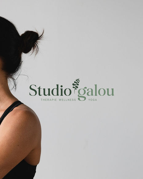 Farbiges Logo und im Hintergrund eine Frau in einer Yoga Pose