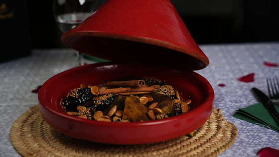 Tagine d'agneau au Boeuf, Amandes grillées, Pruneaux et Sésame
