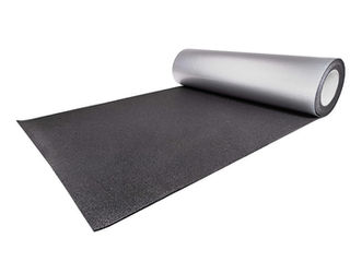 REGUPOL TERRACE ALU FIRE REGUPOL teras alu fire, DIN 18531'e göre terasların kaidelerinin veya montaj sistemlerinin altındaki elastik bir koruyucu tabakayı, plastikleştirici göçünü önlemek için alüminyum lamine alt tarafla ve daha yüksek bir yangına dayanıklılık sınıfı olan BROOF (t1), “sert çatı kaplama” olarak adlandırılan – birleştirir – DIN CEN/TS 1187:2012-03'e göre uçuşan kıvılcımlara ve yayılan ısıya karşı koruma sağlar.