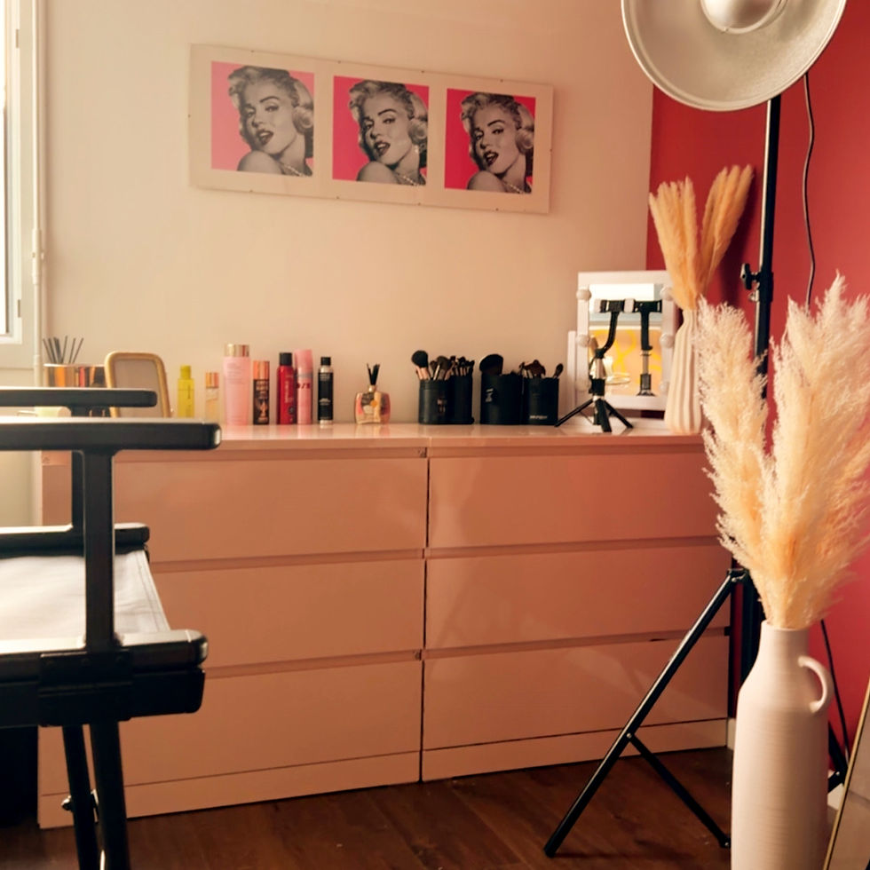 Salon de maquilleuse professionnelle à Douai avec cosmétiques.