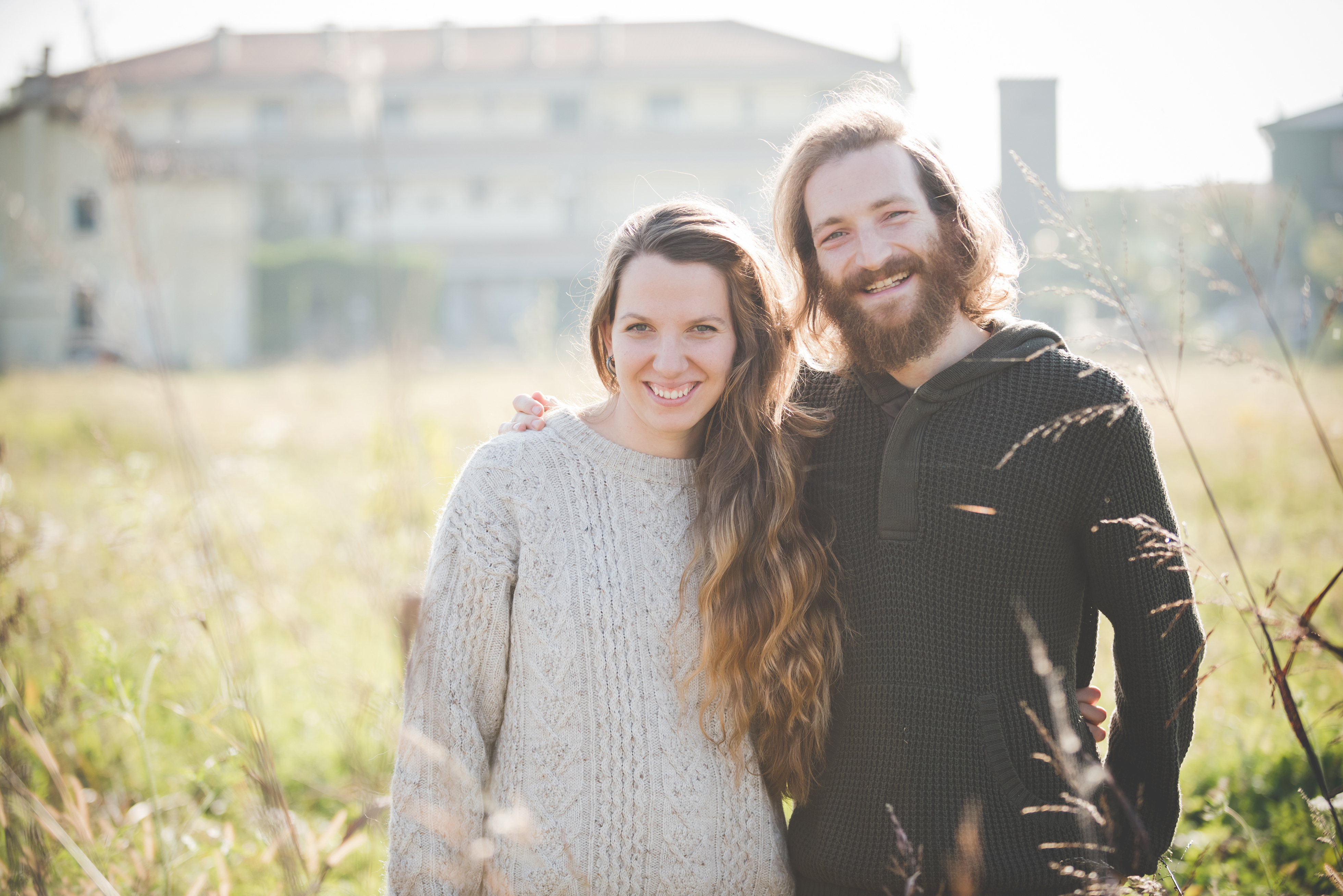 Pareja sonriente al aire libre