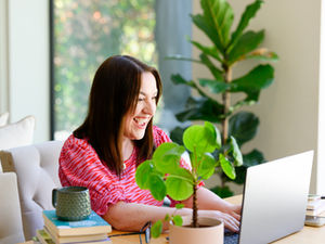 Parent learning SPACE treatment strategies with Kat online to help anxious child overcome anxiety