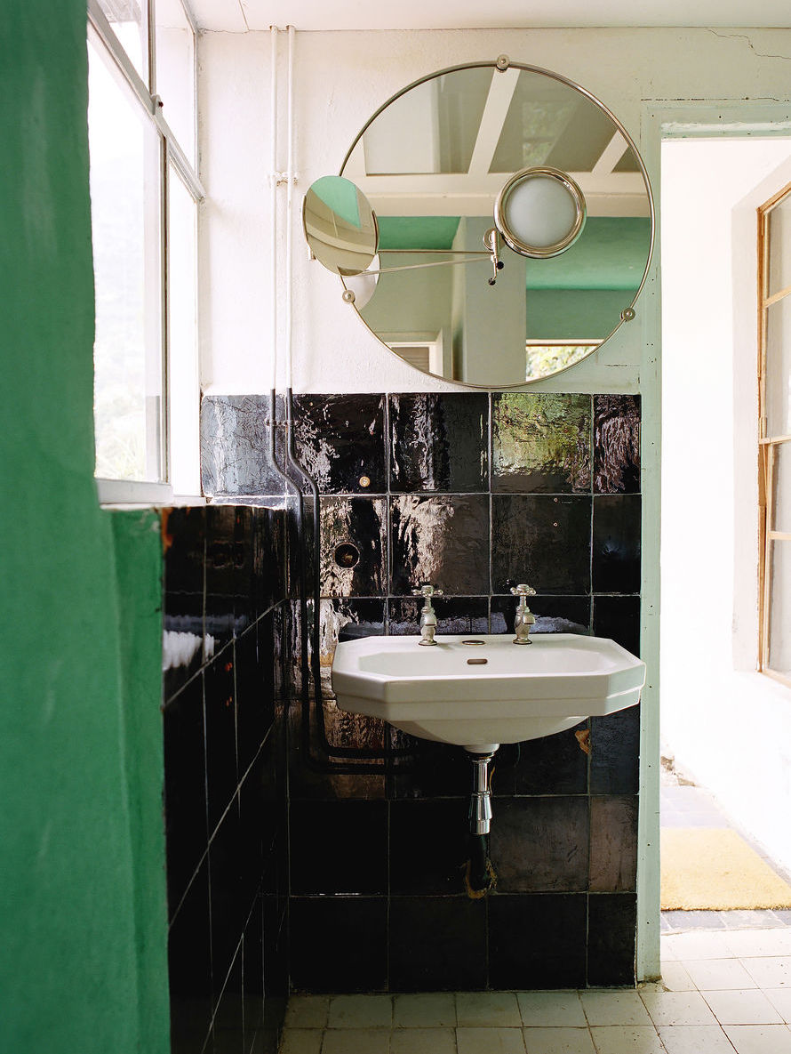La salle de bain de la Villa E-1027 d'Eileen Gray et Jean Badovici à Roquebrune-Cap-Martin (06)