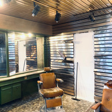Barbier avant les rénovations en salon de coiffure mixte.