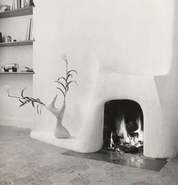 Une cheminée en plâtre et un vase en céramique réalisés par Valentine Schlegel