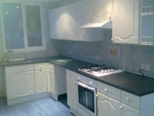 Fitted kitchen with dark worktop and integrated appliances
