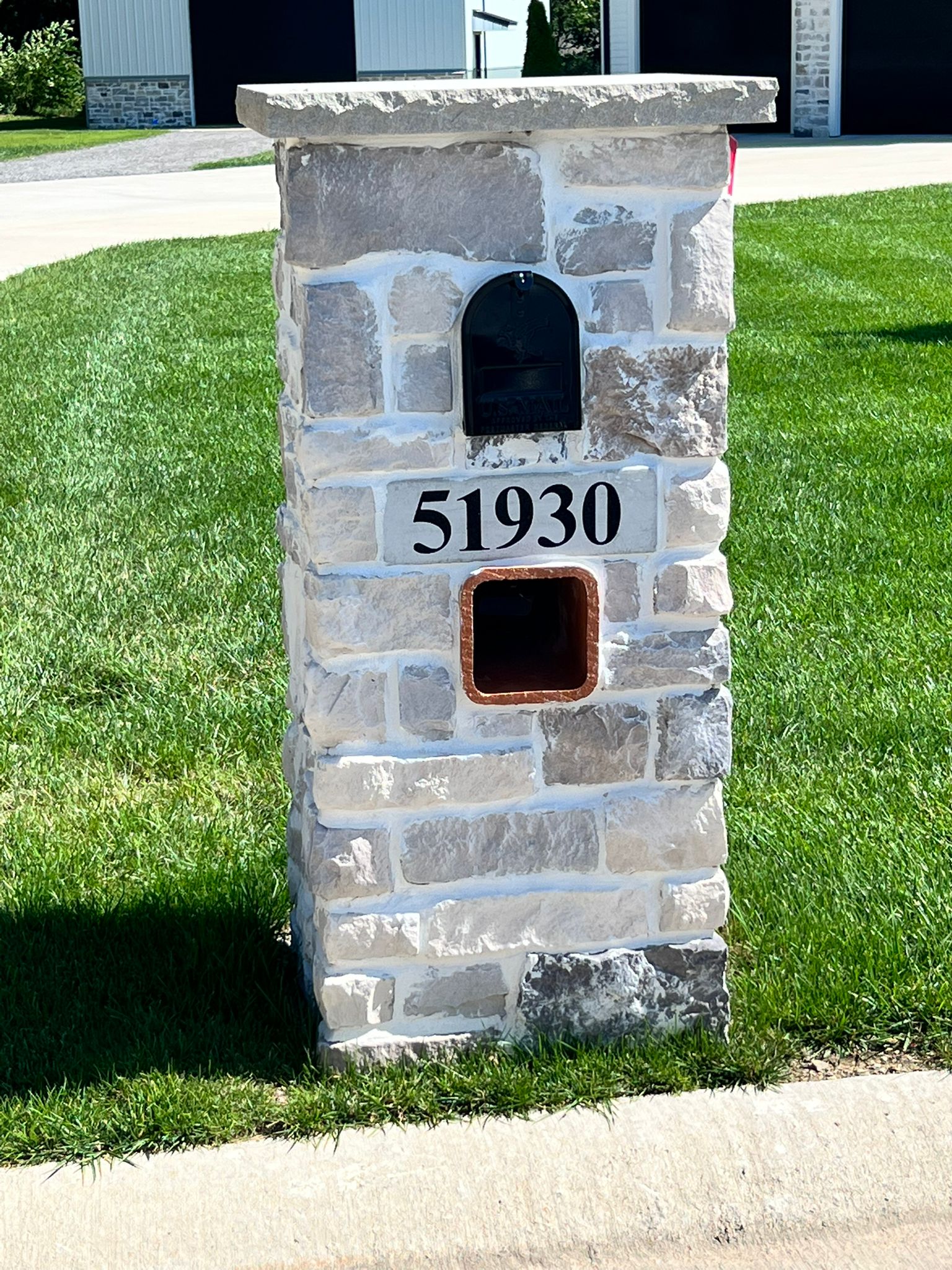 Entryways and mailboxes masonry project 22