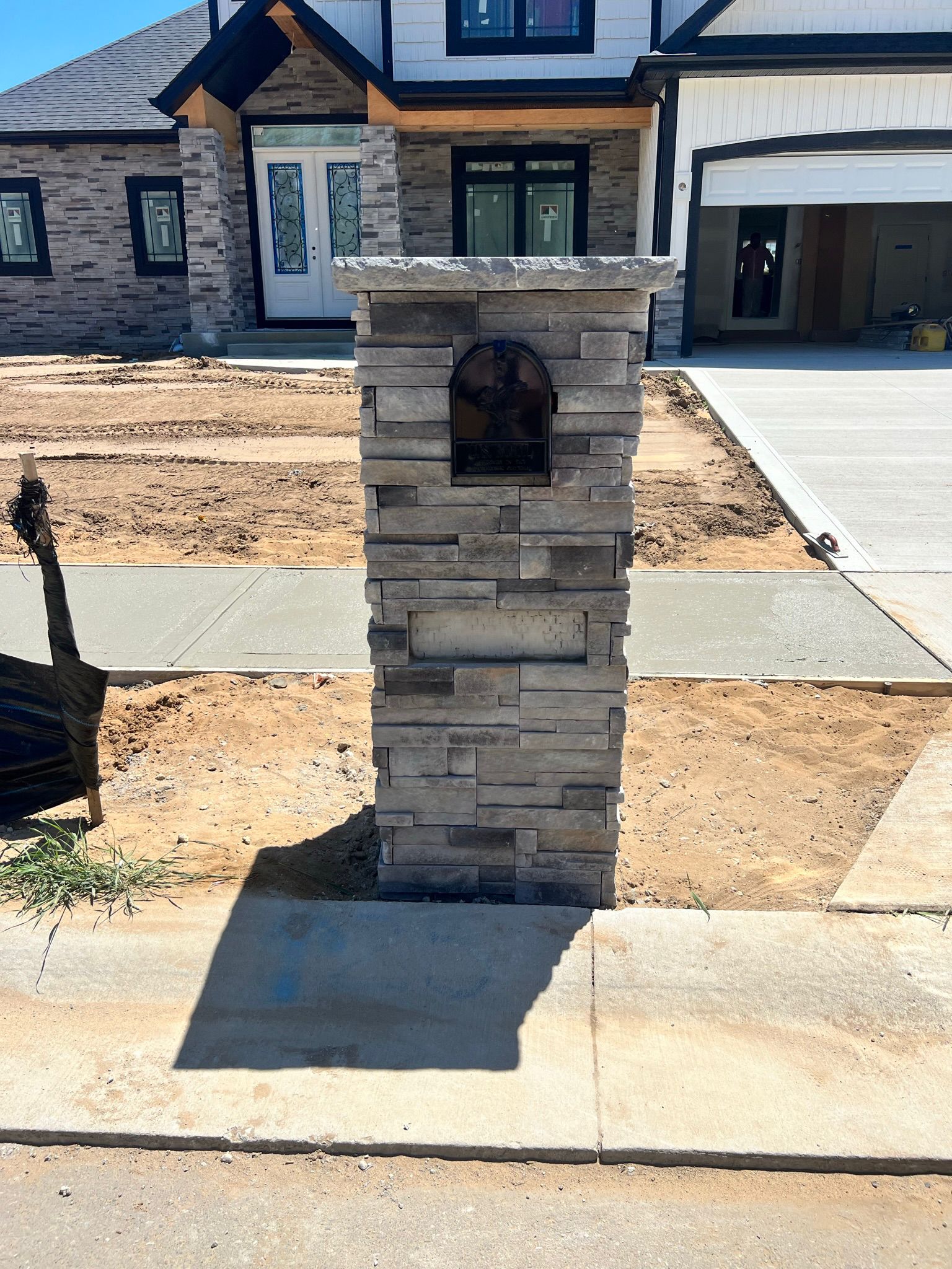 Entryways and mailboxes masonry project 25