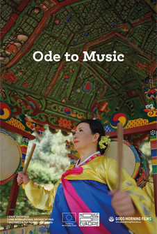 Корейська жінка в ханбоці, фільми "Ода музиці", під вишуканою стелею храму.