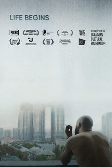 Чоловік курить,