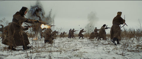 Історичний військовий фільм: солдати б'ються, стріляють зі зброї посеред вибухів у снігу.