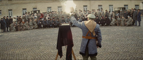 Чоловік за допомогою спалаху фотографує солдатів та цивільних осіб, КРУТИ 1918, історичний воєнний фільм.