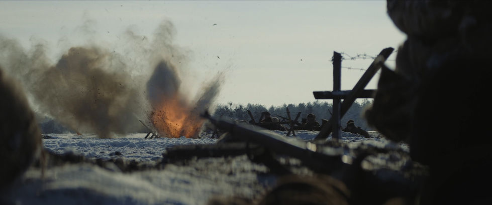 Вибух на засніженому полі бою з солдатами та барикадами. Історичний військовий фільм.