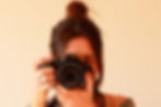 Femme tenant un appareil photo