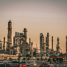 Petrochemie Anlage am Abend