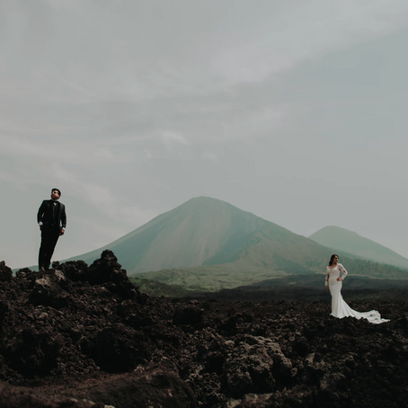 A wedding surrounded by volcanoes in Guatemala! 