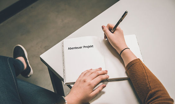 Eine Frau, die handschriftlich Projektinhalte skizziert