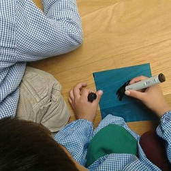 foto criança no educativo da bienal black