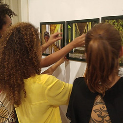 foto patricia brito ensinando expografia