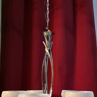 Lustre 5 feux moderniste en métal chromé et opaline rose (Années 40/50)