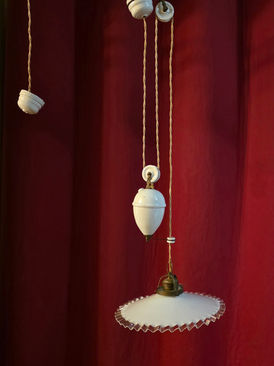 Suspension "monte et baisse" en porcelaine et opaline à bord ondulé (Début XXème)