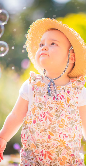 Portrait bébé joyeux à Nantes – séance photo naturelle avec bulles en extérieur