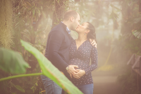 Photographe de grossesse à Nantes séance photo dans la serre tropicale du jardin des plantes