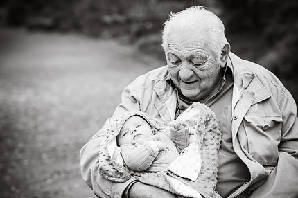 Séance photo trois générations à Nantes – grand-père tenant son petit-enfant
