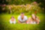 Famille allongée dans l'herbe au parc de la Roseraie à Nantes – séance photo famille Brin de Lune