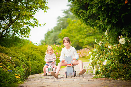 seance-photo-famille-printemps-parc-enfants-tricycle-nantes-studio-brin-de-lune.jpg