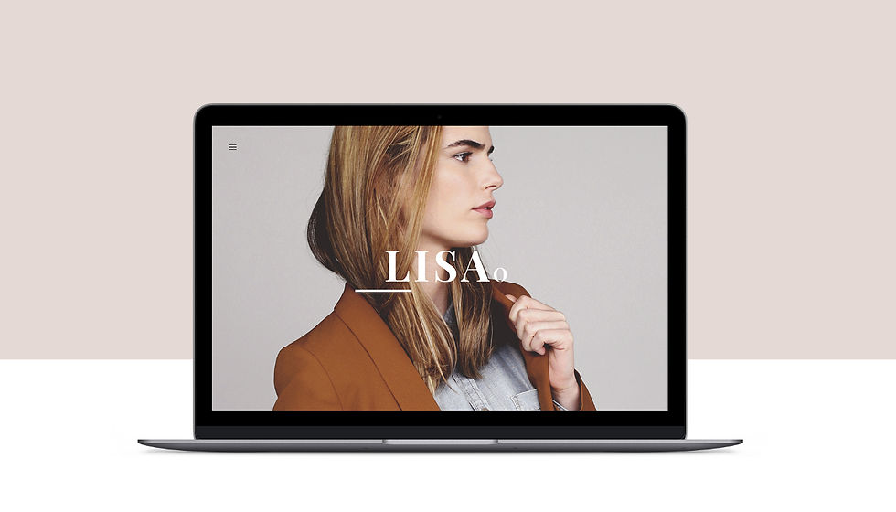 Vue en plongée d’un écran d’ordinateur affichant un site web professionnel