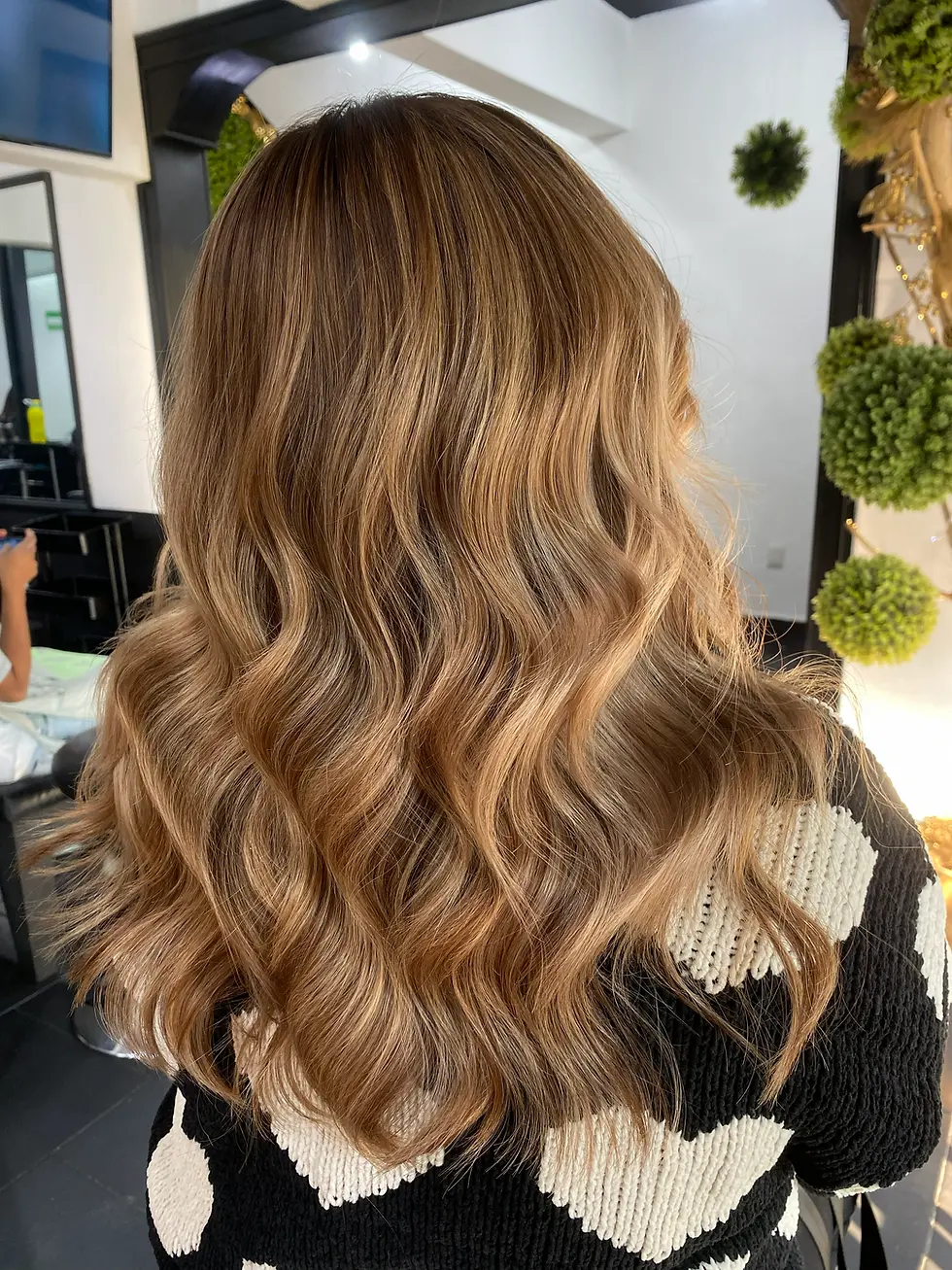 balayage-dorado-cabello-largo-ondas.webp