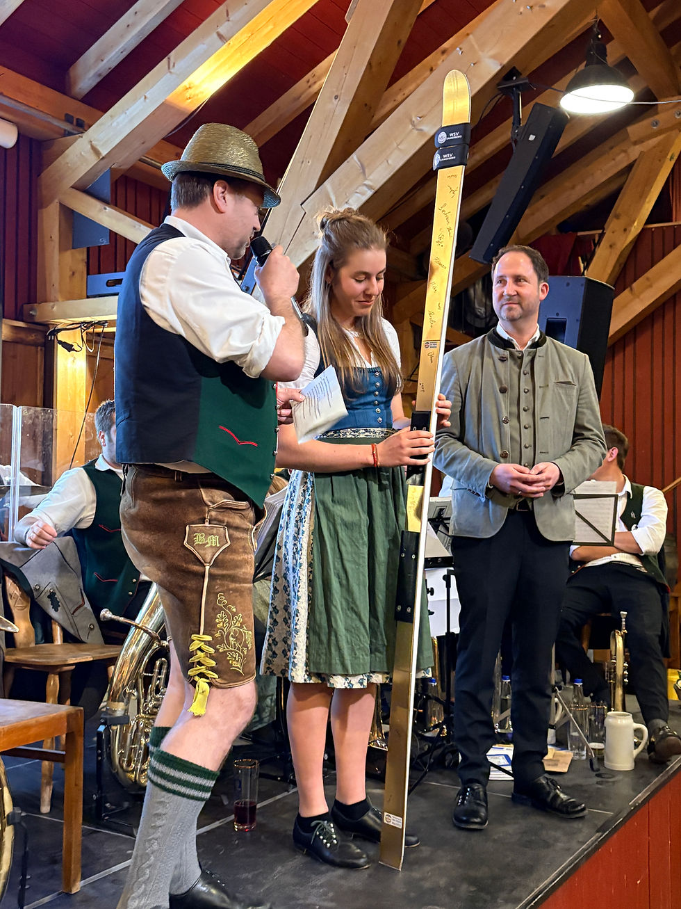 Alpin Vorstand Sebastian Maier mit Luisa Klapprott und Bürgermeister Christoph Vordermaier