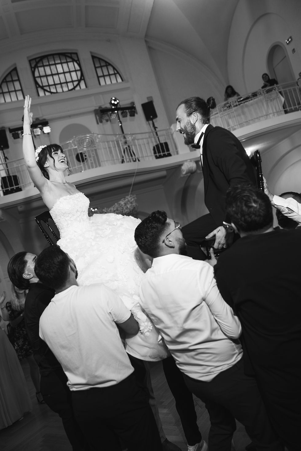 Mariage au Musée Unterlinden : Deniz et Tugay célébrant leur union entourés de leurs proches lors de la réception.