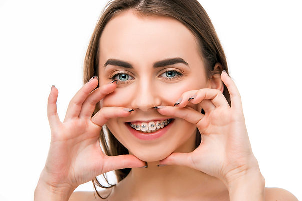 mulher-jovem-e-bonita-com-aparelho-de-dentes.jpg