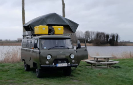 UAZ Bukhanka met daktent.jpg