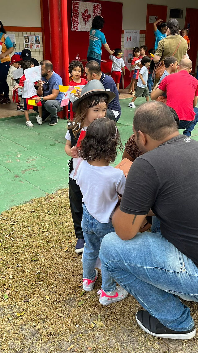 Crianças apresentando para os pais 