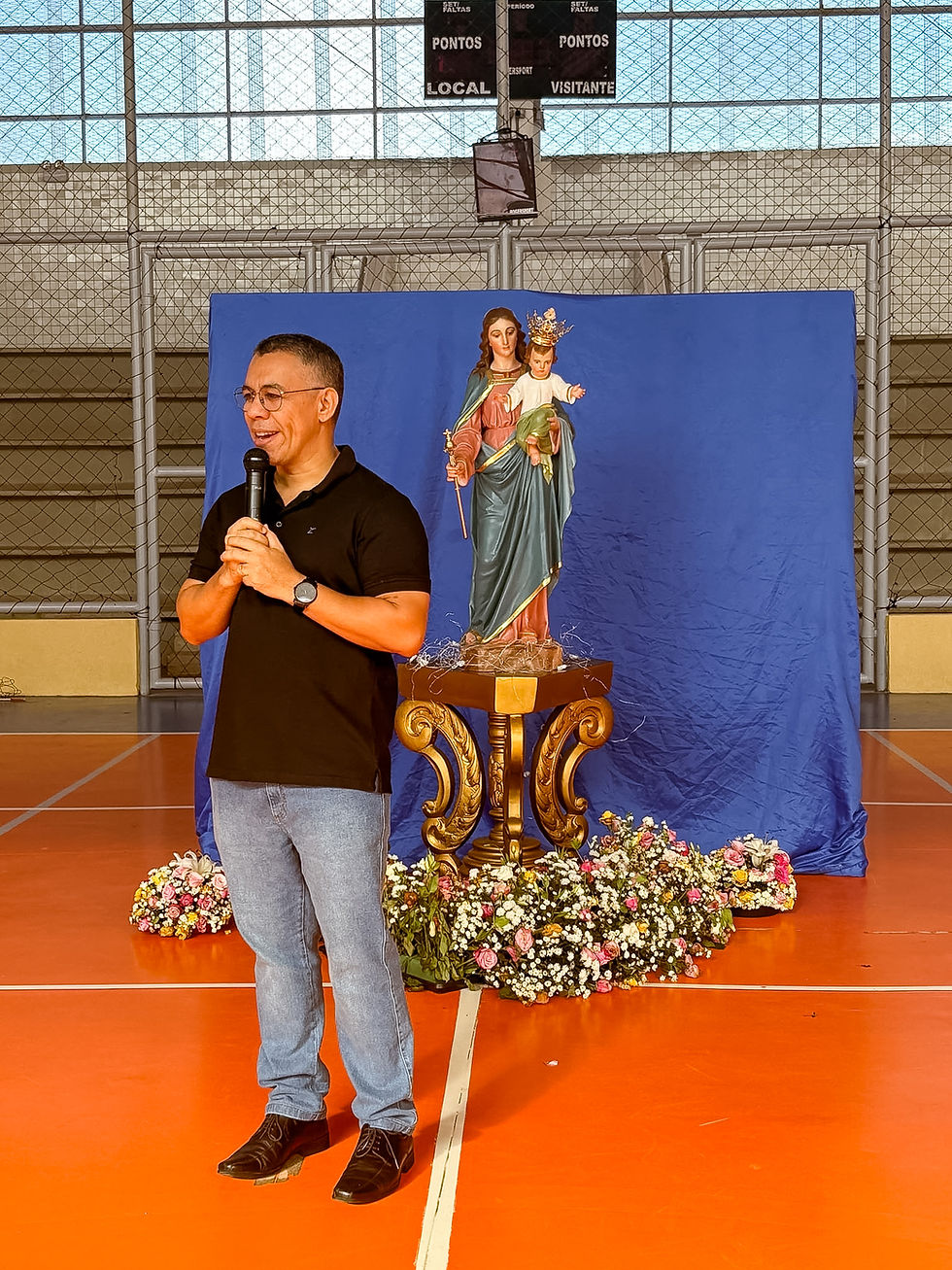 Padre Ildefonso em momento de partilha do evangelho com os alunos,
