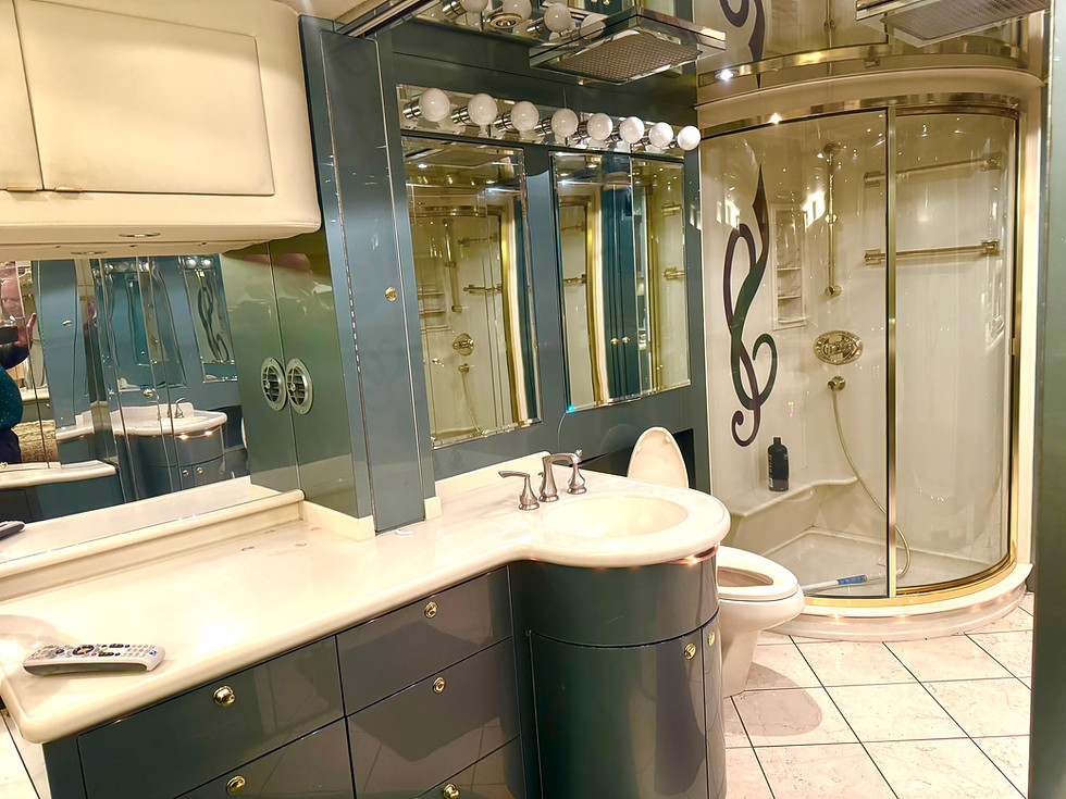 Thumbnail: 1999 Prevost Featherlite XL 1 slide w Only 22k miles