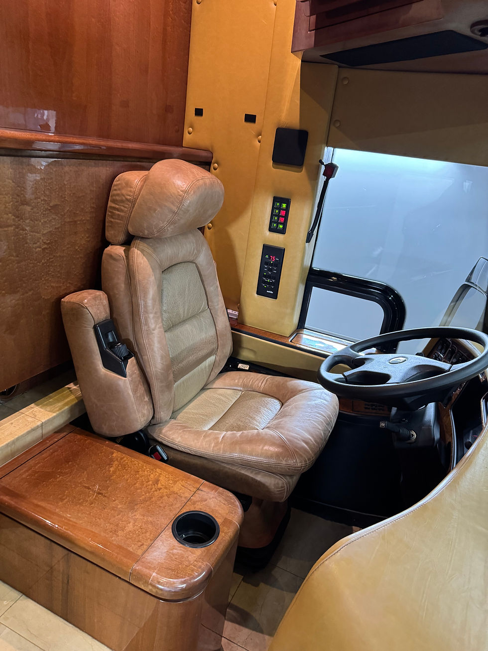 Thumbnail: 2009 Prevost H345 Quad Slide Featherlite Coach