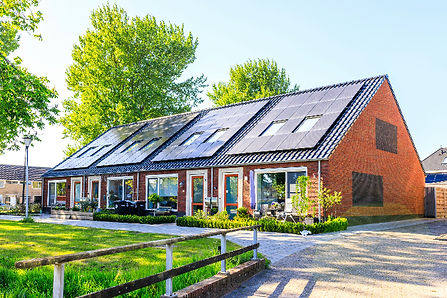 rij huizen met zonnepanelen