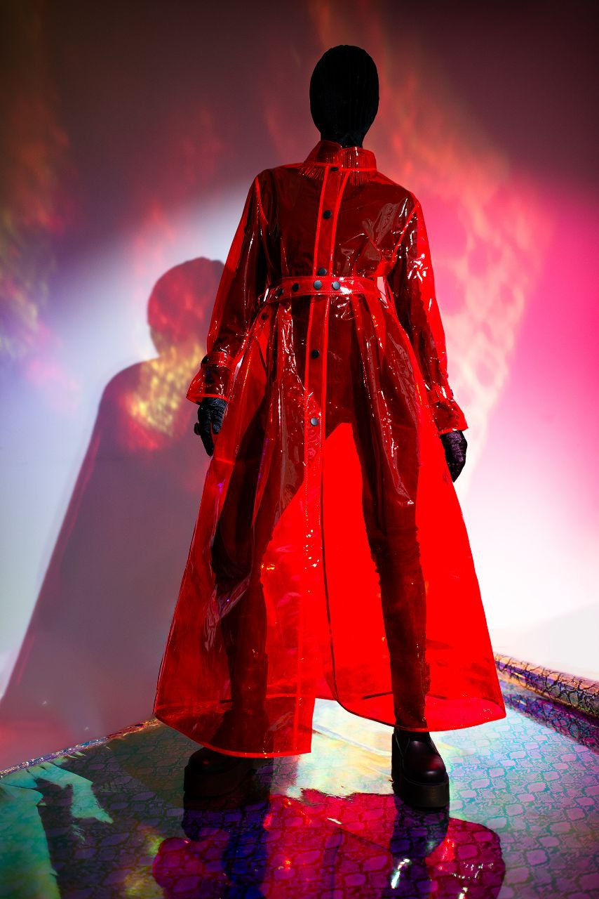 Довгий червоний прозорий жіночий тренч. Вінілове червоне жіноче пальто