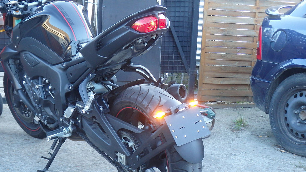 Miniature : SUPPORT PLAQUE DÉPORTÉ - RAS DE ROUE | GSX-R 600 (2000/2002)