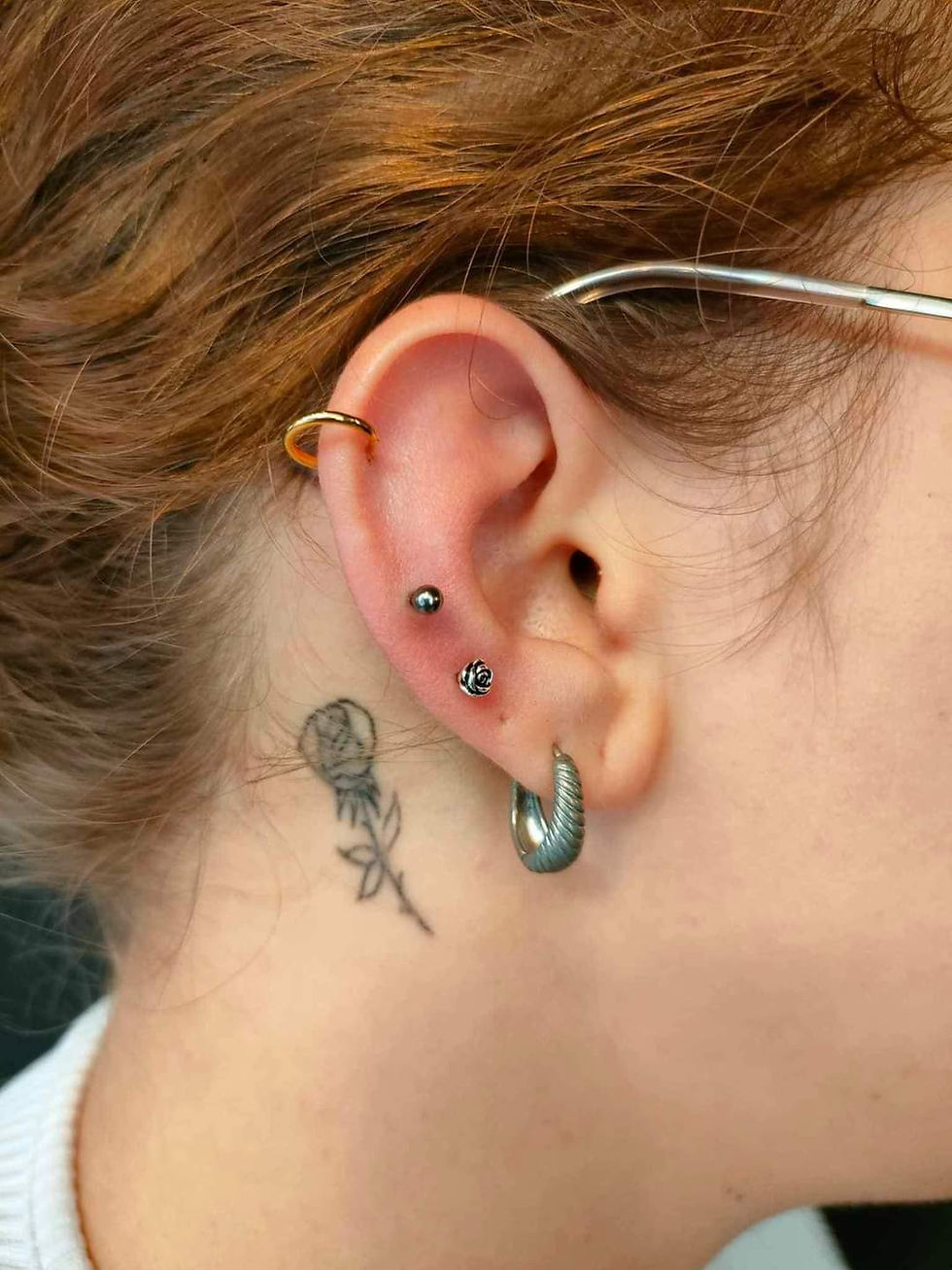 tatouageparis13-piercing-cartilage-labret-rose