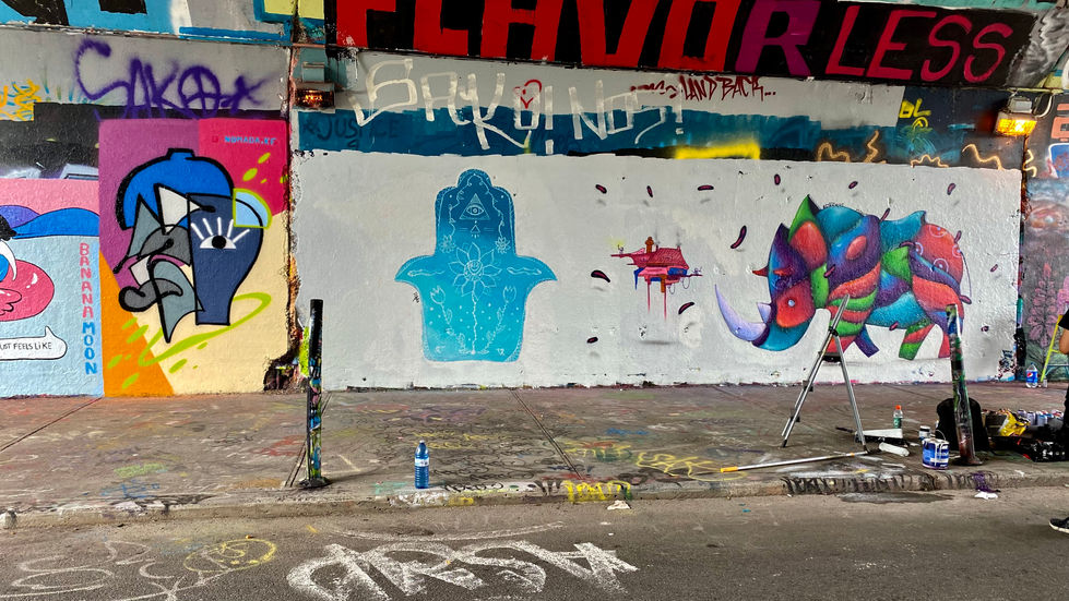 Streetart mural
3 artist