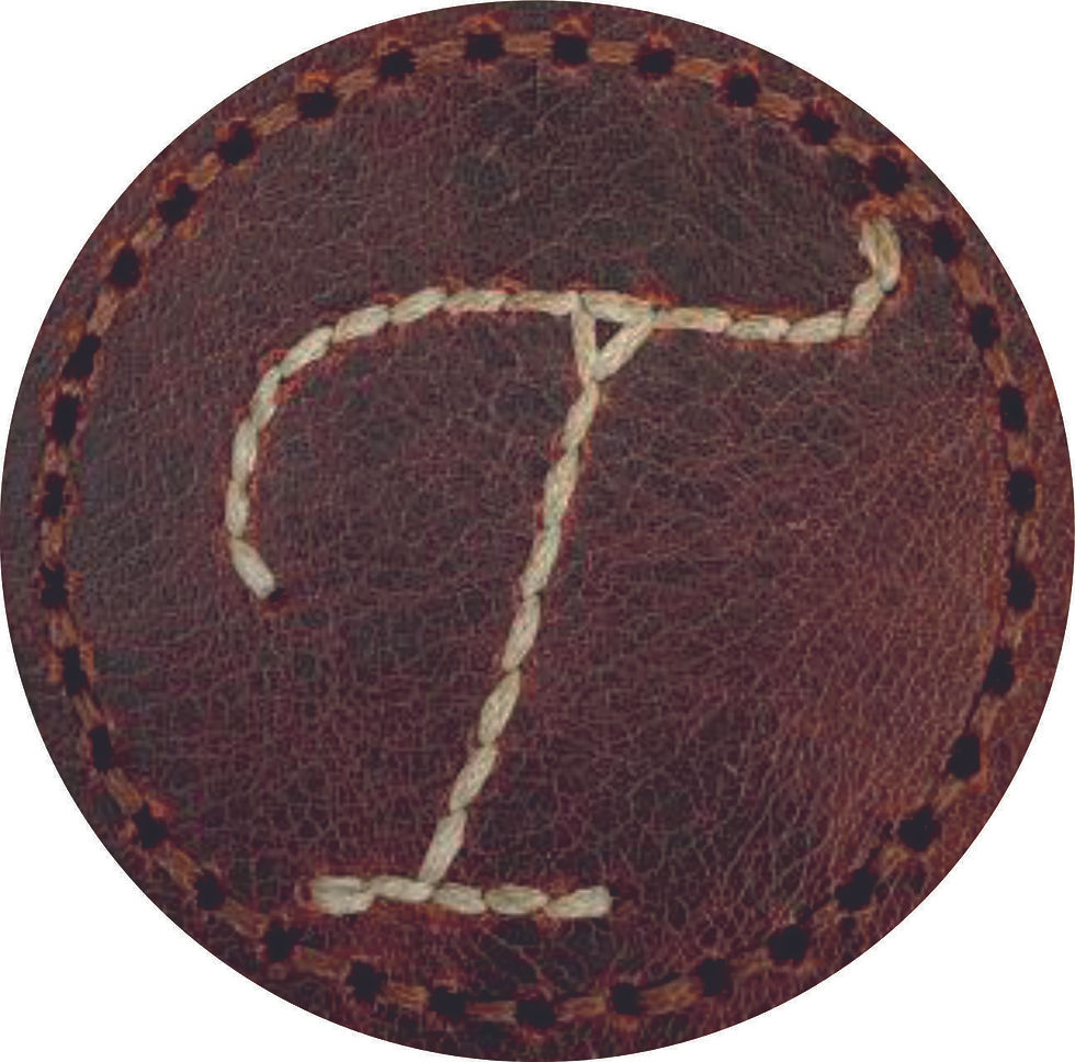 Küçük resim: Yuvarlak koyu kahverengi deri yama, işlemeli "T" harfi, dikişli kenarlı.